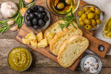 Zeytinyağı, zeytin, pesto, sarımsak ve parmesan soslu Zeytinyağı ve baharatlı ciabatta ekmeği. Hassasiyet. Lezzetli ve sağlıklı yiyecekler. Vejetaryen. Kopyalanacak yer. Boşluğu kopyala.