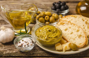 Zeytinyağı, zeytin, pesto, sarımsak ve parmesan soslu Zeytinyağı ve baharatlı ciabatta ekmeği. Hassasiyet. Lezzetli ve sağlıklı yiyecekler. Vejetaryen. Kopyalanacak yer. Boşluğu kopyala.