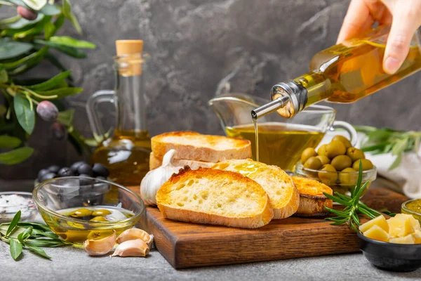 stock image Bruschetta with olive oil, olives, pesto, garlic and parmesan. ciabatta bread with olive oil and spices. Delicacy. Delicious and healthy food. Vegan. Place to copy. copy space.