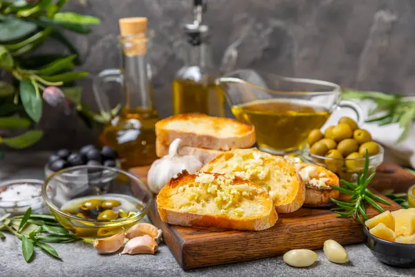 stock image Bruschetta with olive oil, olives, pesto, garlic and parmesan. ciabatta bread with olive oil and spices. Delicacy. Delicious and healthy food. Vegan. Place to copy. copy space.