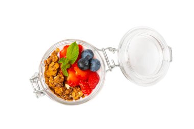 Beyaz arka planda yoğurt, taze badem, yaban mersini, ahududu, şeftali ve çilek içeren bir kase granola. Sağlıklı yiyecekler. dengeli kahvaltı.