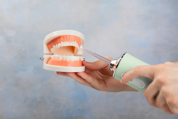 Elektronik Ağız Sulandırıcı Mavi Arka Planda Diş Modeli Ağız Hijyeni — Stok fotoğraf