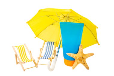 Beyaz arkaplanda güneş kremi izole edildi. SPF kremi ve deniz kabukları, plaj şemsiyesi. Güneş koruması. Ultraviyole koruma. Yaz. Dinlenme ve tatil kavramı. Yaz havası.