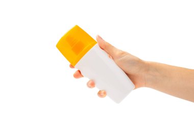 Beyaz arka planda izole edilmiş ellerde güneş kremi. SPF kremi ve deniz kabukları, plaj şemsiyesi. Güneş koruması. Ultraviyole koruma. Yaz. Dinlenme ve tatil kavramı. Yaz havası. Tasarım. ÇEVİRİ