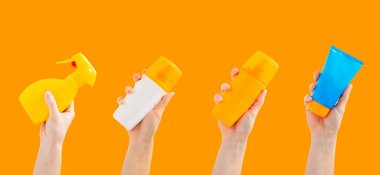 Turuncu arka planda güneş kremi. SPF kremi. Güneş koruması. Ultraviyole koruma. Yaz. Dinlenme ve tatil kavramı. Yaz havası. Tasarım. - Model. Alışveriş konsepti.