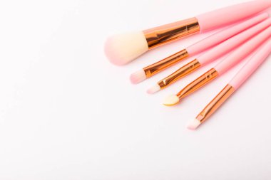 Beyaz arka planda izole edilmiş makyaj için makyaj fırçası. Makyaj için kozmetik ürün. Yaratıcı ve kozmetik moda konsepti. Moda. Kozmetik makyaj fırçası koleksiyonu..