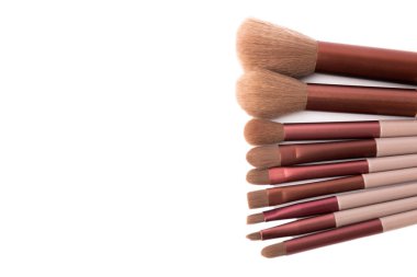 Beyaz arka planda izole edilmiş makyaj için makyaj fırçası. Makyaj için kozmetik ürün. Yaratıcı ve kozmetik moda konsepti. Moda. Kozmetik makyaj fırçası koleksiyonu..