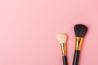 Pembe arka planda kozmetik makyaj fırçası. Makyaj için kozmetik ürün. Yaratıcı ve güzel moda konsepti. Moda. Kozmetik makyaj fırçası koleksiyonu, üst görüş, afiş. Mesaj için yer. MOCAP.