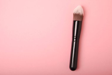 Pembe arka planda kozmetik makyaj fırçası. Makyaj için kozmetik ürün. Yaratıcı ve güzel moda konsepti. Moda. Kozmetik makyaj fırçası koleksiyonu, üst görüş, afiş. Mesaj için yer. MOCAP.
