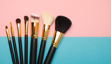 Pembe arka planda kozmetik makyaj fırçası. Makyaj için kozmetik ürün. Yaratıcı ve güzel moda konsepti. Moda. Kozmetik makyaj fırçası koleksiyonu, üst görüş, afiş. Mesaj için yer. MOCAP.