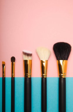 Pembe arka planda kozmetik makyaj fırçası. Makyaj için kozmetik ürün. Yaratıcı ve güzel moda konsepti. Moda. Kozmetik makyaj fırçası koleksiyonu, üst görüş, afiş. Mesaj için yer. MOCAP.