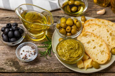 Zeytinyağı, zeytin, pesto, sarımsak ve parmesan soslu Zeytinyağı ve baharatlı ciabatta ekmeği. Hassasiyet. Lezzetli ve sağlıklı yiyecekler. Vejetaryen. Kopyalanacak yer. Boşluğu kopyala.