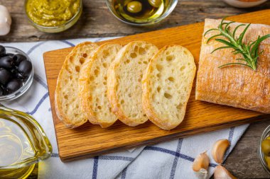 Zeytinyağı, zeytin, pesto, sarımsak ve parmesan soslu Zeytinyağı ve baharatlı ciabatta ekmeği. Hassasiyet. Lezzetli ve sağlıklı yiyecekler. Vejetaryen. Kopyalanacak yer. Boşluğu kopyala.