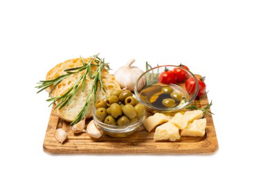 Zeytinyağı, zeytin yağı, pesto, sarımsak ve parmesanlı beyaz zemin. Zeytinyağı ve baharatlı ciabatta ekmeği. Hassasiyet. Lezzetli ve sağlıklı yiyecekler. Vejetaryen.