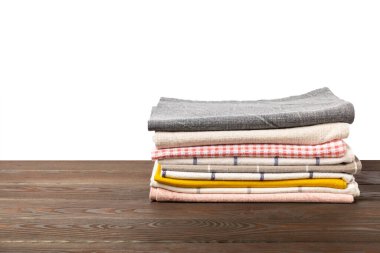 Mutfak havlusu. Mutfak aletleri ve tekstil ürünleri. Masada bir yığın pamuk havlu var. İzole edilmiş arka plan. Tasarım.