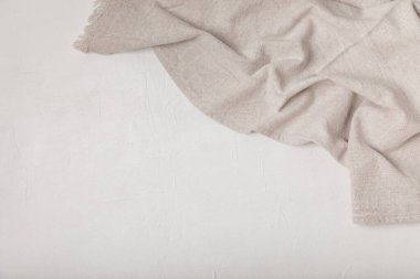 Hafif desenli arka planda mutfak havlusu. Mutfak aletleri ve tekstil peçetesi. Masada bir yığın pamuk havlu var. Ev dekoru. Masa örtüsü lütfen. Uzayı metin için kopyala. Tasarım için model. Düz yatıyordu..