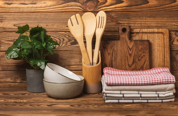 厨房毛巾 厨房用具和纺织品 桌上放了一堆棉布毛巾 厨房木制桌子上有精美的厨房用具和陶器的厨房内部 复制空间 — 图库照片