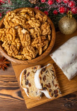 Ahşap arka planda Noel çalıntısı. Geleneksel Noel şenlikli pasta tatlısı. Tatil konsepti. Tatlı, pasta, badem ezmeli turta, fındık ve kuru meyve. Noel için çalınmış. Baharatlı hamur işleri.