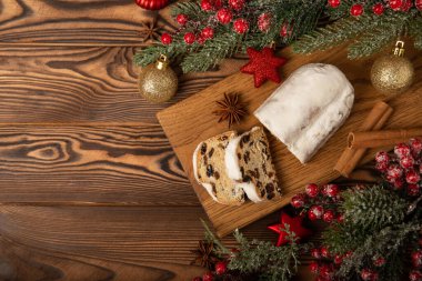 Ahşap arka planda Noel çalıntısı. Geleneksel Noel şenlikli pasta tatlısı. Tatil konsepti. Tatlı, pasta, badem ezmeli turta, fındık ve kuru meyve. Noel için çalınmış. Baharatlı hamur işleri.