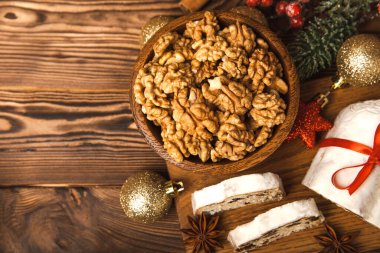 Ahşap arka planda Noel çalıntısı. Geleneksel Noel şenlikli pasta tatlısı. Tatil konsepti. Tatlı, pasta, badem ezmeli turta, fındık ve kuru meyve. Noel için çalınmış. Baharatlı hamur işleri.