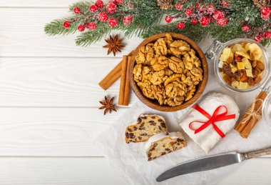 Ahşap arka planda Noel çalıntısı. Geleneksel Noel şenlikli pasta tatlısı. Tatil konsepti. Tatlı, pasta, badem ezmeli turta, fındık ve kuru meyve. Noel için çalınmış. Baharatlı hamur işleri.