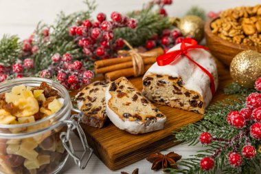 Ahşap arka planda Noel çalıntısı. Geleneksel Noel şenlikli pasta tatlısı. Tatil konsepti. Tatlı, pasta, badem ezmeli turta, fındık ve kuru meyve. Noel için çalınmış. Baharatlı hamur işleri.