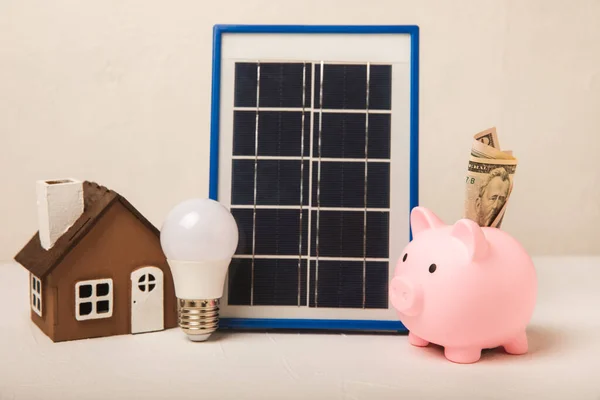 Flache Komposition Mit Solarpaneel Led Lampe Geld Und Sparschwein Auf — Stockfoto
