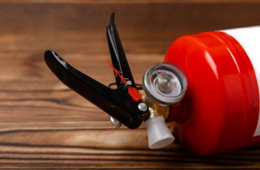 Kahverengi dokuda yangın söndürücü var. Yangın koruması, ev yangını söndürücü. Ev güvenliği kavramı. Mesaj için yer. Boşluğu kopyala. Pankart