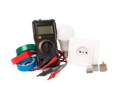 Beyaz arka planda izole edilmiş elektrikli araç seti. Pankart tasarımı. Elektrik teçhizatı, multimetre, testçi, tornavida, kesici, koli bandı, lamba, mezura ve kablo. Tasarım.