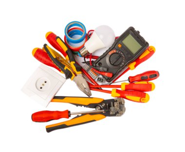 Beyaz arka planda izole edilmiş elektrikli araç seti. Pankart tasarımı. Elektrik teçhizatı, multimetre, testçi, tornavida, kesici, koli bandı, lamba, mezura ve kablo. Tasarım.