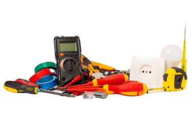 Beyaz arka planda izole edilmiş elektrikli araç seti. Pankart tasarımı. Elektrik teçhizatı, multimetre, testçi, tornavida, kesici, koli bandı, lamba, mezura ve kablo. Tasarım.