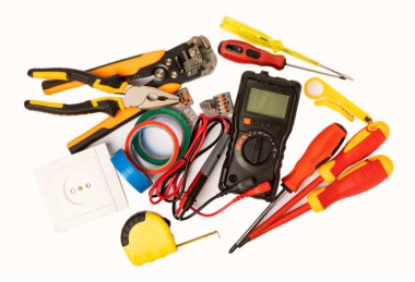 Beyaz arka planda izole edilmiş elektrikli araç seti. Pankart tasarımı. Elektrik teçhizatı, multimetre, testçi, tornavida, kesici, koli bandı, lamba, mezura ve kablo. Tasarım.