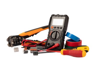 Beyaz arka planda izole edilmiş elektrikli araç seti. Pankart tasarımı. Elektrik teçhizatı, multimetre, testçi, tornavida, kesici, koli bandı, lamba, mezura ve kablo. Tasarım.