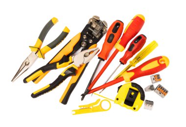 Beyaz arka planda izole edilmiş elektrikli araç seti. Pankart tasarımı. Elektrik teçhizatı, multimetre, testçi, tornavida, kesici, koli bandı, lamba, mezura ve kablo. Tasarım.