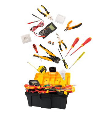 Aletler alet kutusuna düşer. Elektrikçi aletleri ve aksesuarlar beyaz arka planda izole edilmiş. Alet çantası. Elektrikçi aleti. Banner. MOCKUP Tasarım