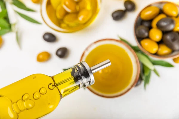 Olive Oil Bottle Gravy Boat Kitchen Table Oil Bottle Branches — Stock Photo, Image