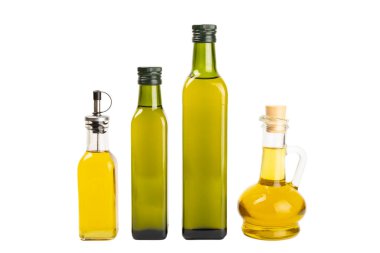 Beyaz arka planda izole edilmiş bir şişede zeytin yağı. Zeytin dallı ve meyveli yağ şişesi. sebze yağı ve salata sosu..