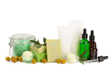 Spa zeytini. Doğal zeytin kremi kavanozu, temel yağlar, deniz tuzu ve zeytin ve zeytin filizli doğal el yapımı sabun ile beyaz arka planda izole edilmiş. Güzellik ve rahatlama konsepti.
