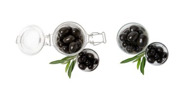 Beyaz arka planda izole edilmiş kavanozdaki lezzetli siyah zeytinler. Cam kavanozda zeytin turşusu. Lezzetli zeytinler. Yakın plan. Vejetaryen. Kolaj. Tasarım.