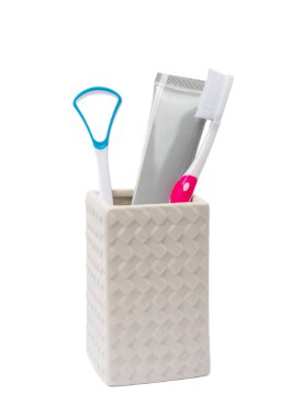 Diş fırçası, diş macunu tüpü ve ağız gargarası beyaz arka planda izole edilmiş. sağlıklı dişler. Diş hekimliği. Dişçi konsepti. Ağız bakımı.