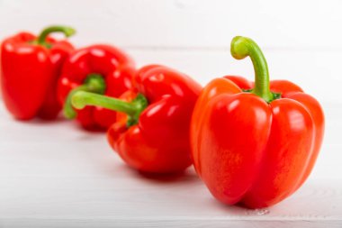 PAPRIKA.Taze kırmızı dolmalık biber ve açık dokulu arka plan. Bulgar salata biberi. Taze sebze. Hasat et. Vejetaryen. Kapat.