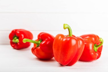 PAPRIKA.Taze kırmızı dolmalık biber ve açık dokulu arka plan. Bulgar salata biberi. Taze sebze. Hasat et. Vejetaryen. Kapat.