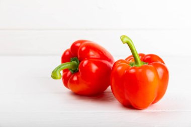 PAPRIKA.Taze kırmızı dolmalık biber ve açık dokulu arka plan. Bulgar salata biberi. Taze sebze. Hasat et. Vejetaryen. Kapat.