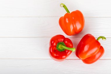 PAPRIKA.Taze kırmızı dolmalık biber ve açık dokulu arka plan. Bulgar salata biberi. Taze sebze. Hasat et. Vejetaryen. Kapat.