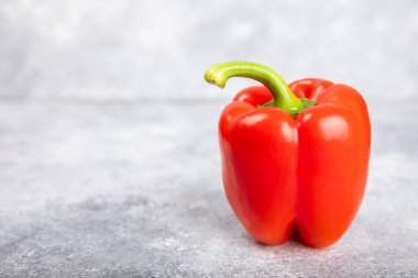 PAPRIKA.Taze kırmızı dolmalık biber ve açık dokulu arka plan. Bulgar salata biberi. Taze sebze. Hasat et. Vejetaryen. Kapat.