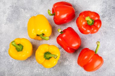 PAPRIKA.Taze sarı ve kırmızı dolma biber beyaz arka planda izole edilmiş. Bulgar salata biberi. Taze sebze. Hasat et. Vejetaryen. Yakın plan. Mesaj için yer. Boşluğu kopyala.