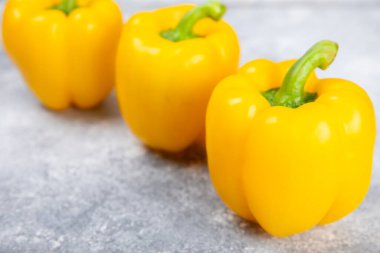 Açık dokusal arka planda taze sarı dolma biber. Bulgar salata biberi. Taze sebze. Hasat et. Vejetaryen. Kapat.