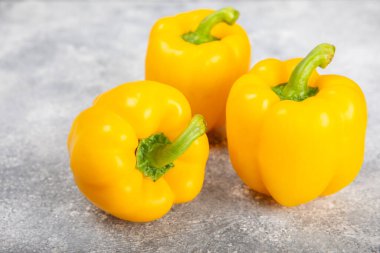 Açık dokusal arka planda taze sarı dolma biber. Bulgar salata biberi. Taze sebze. Hasat et. Vejetaryen. Kapat.