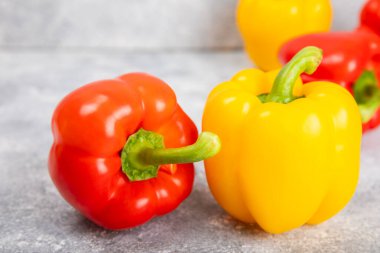 PAPRIKA.Taze sarı ve kırmızı dolma biber beyaz arka planda izole edilmiş. Bulgar salata biberi. Taze sebze. Hasat et. Vejetaryen. Yakın plan. Mesaj için yer. Boşluğu kopyala.