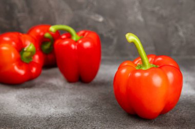 Siyah desenli arka planda taze kırmızı dolma biber. Bulgar salata biberi. Taze sebze. Hasat et. Vejetaryen. Kapat.